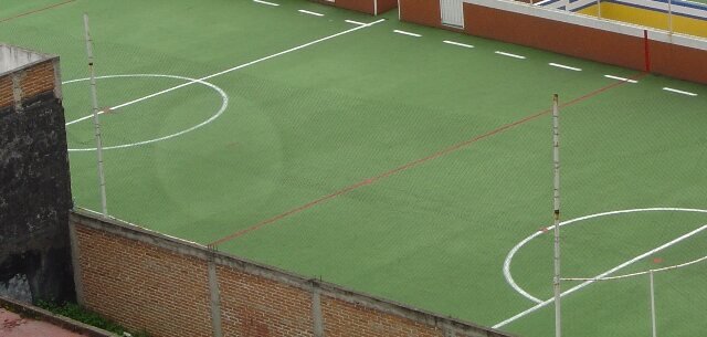 Cancha de fútbol rápido con pasto sintético vista desde lo alto