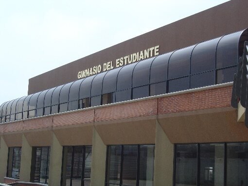 Gimnasio con techumbre curva