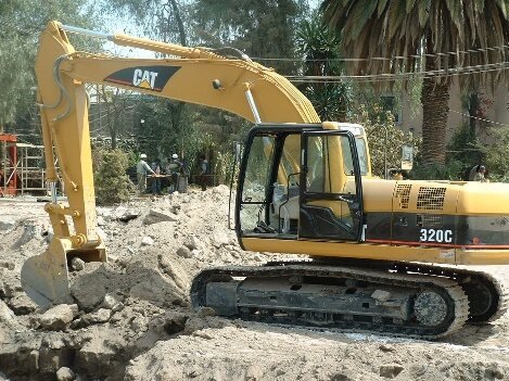Excavadora durante las demoliciones y excavación