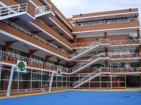 Edificio de aulas con terrazas y escaleras exteriores