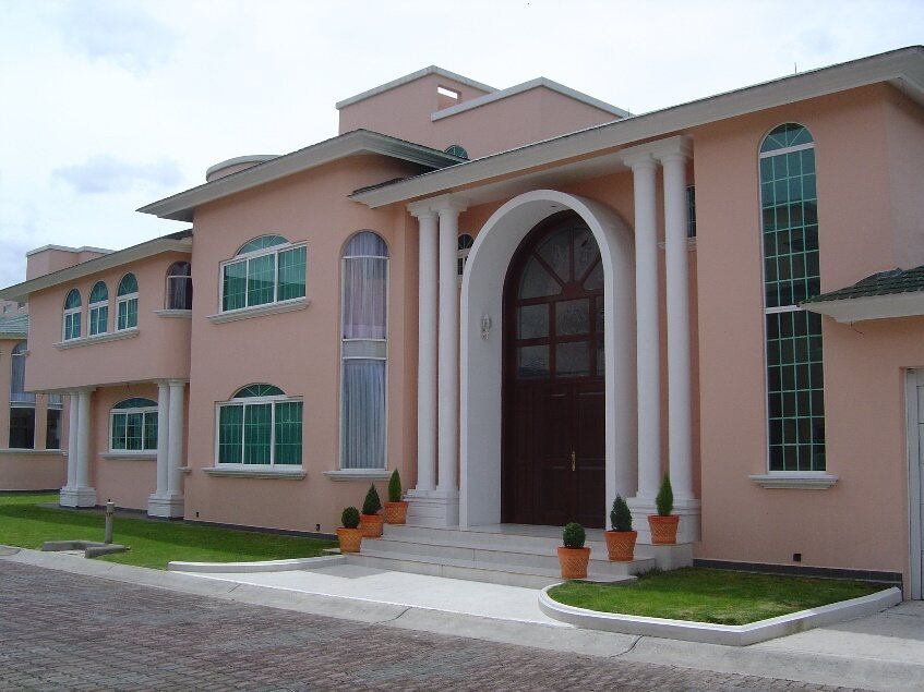 Casa residencial con fachada de columnas y ventanales